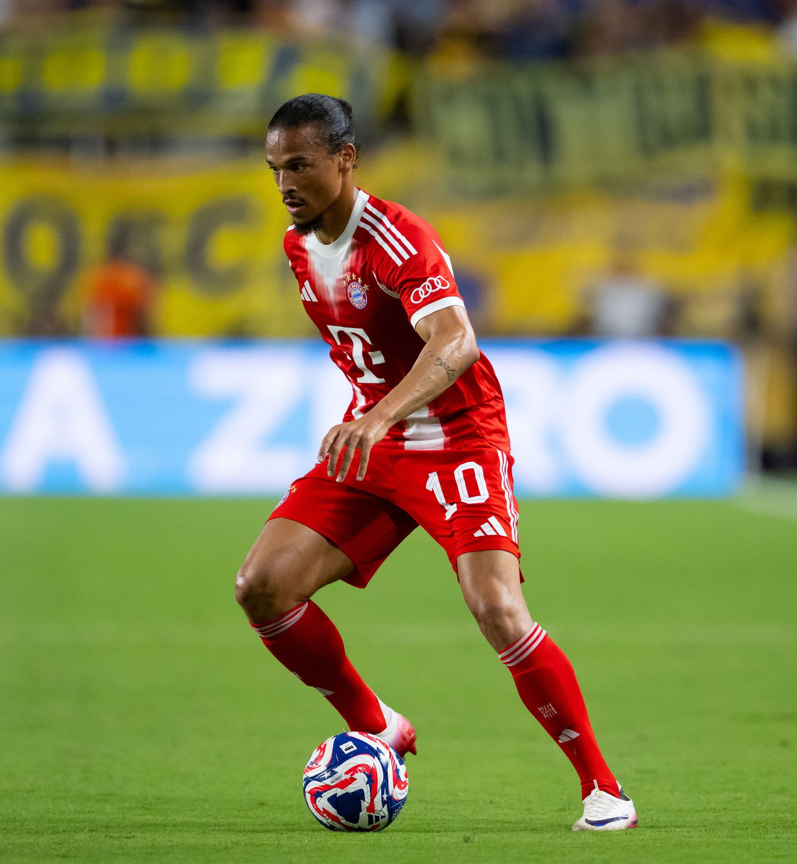 Leroy Sané am Ball gegen Boca Juniors. Steht er gegen Benfica noch einmal in der Bayern-Startelf vor dem nahenden Abschied zu Galatasaray Istanbul?