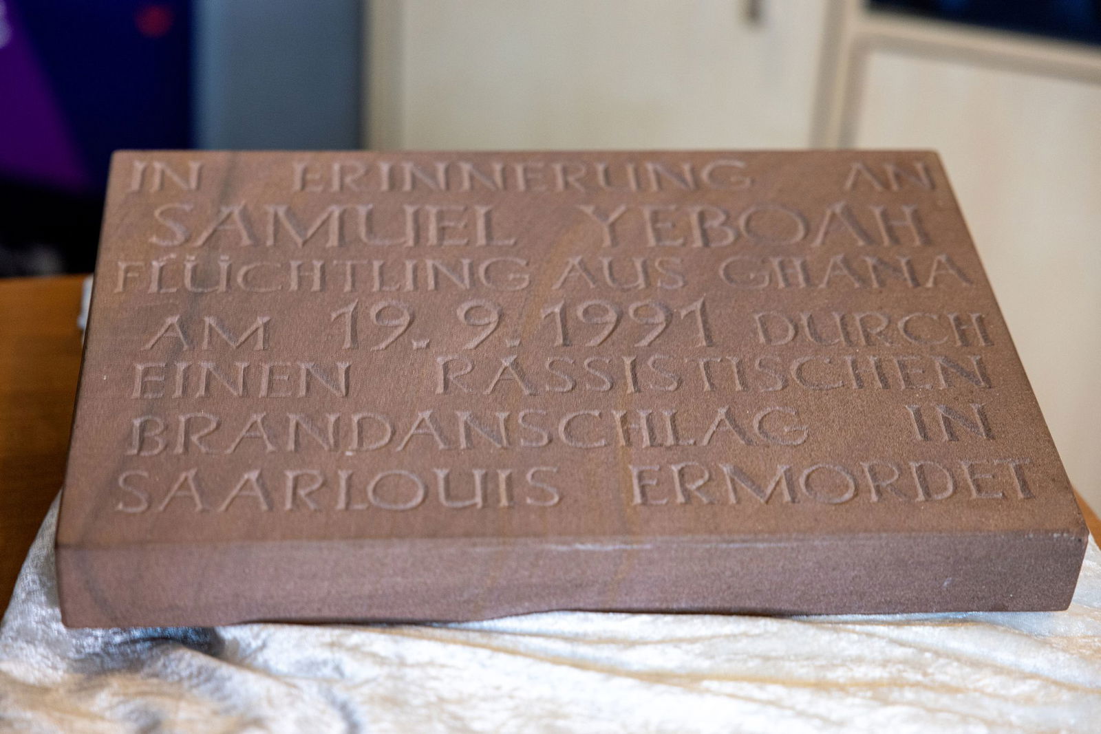 In Sandstein gemeißelt wird an den ermordeten Yeboah erinnert.