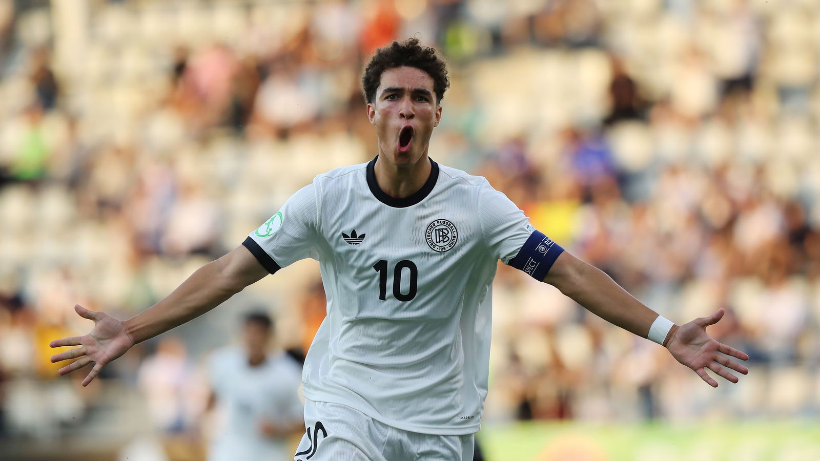 Bei der U19-EM erzielte Darvich in der Vorrunde ein Tor gegen England - nun soll er nach Stuttgart kommen.