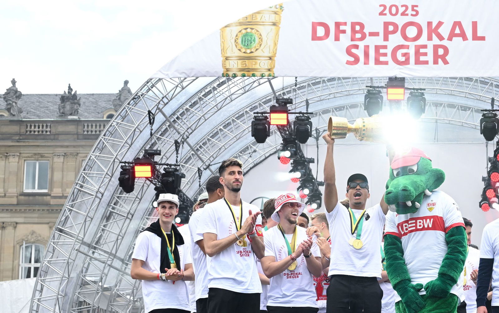 DFB-Pokalsieger VfB Stuttgart startet die Mission Titelverteidigung in Braunschweig.