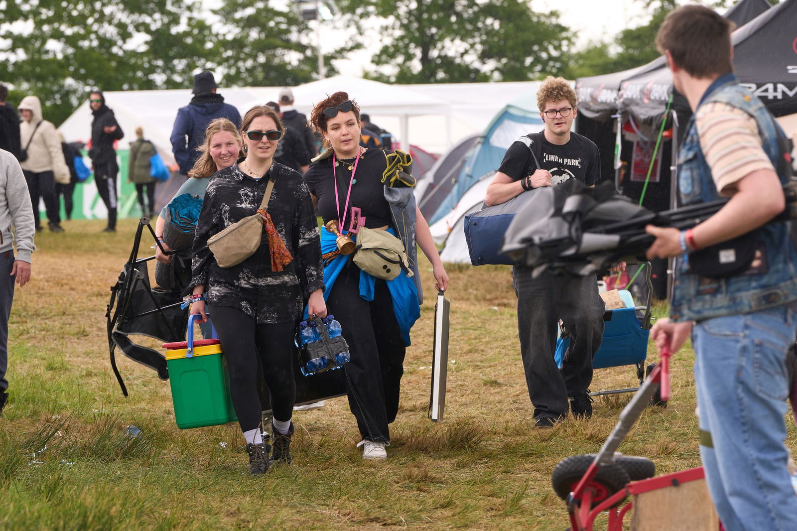 Schweres Gepäck, lange Anreise: Die Fans stehen in den Startlöchern.