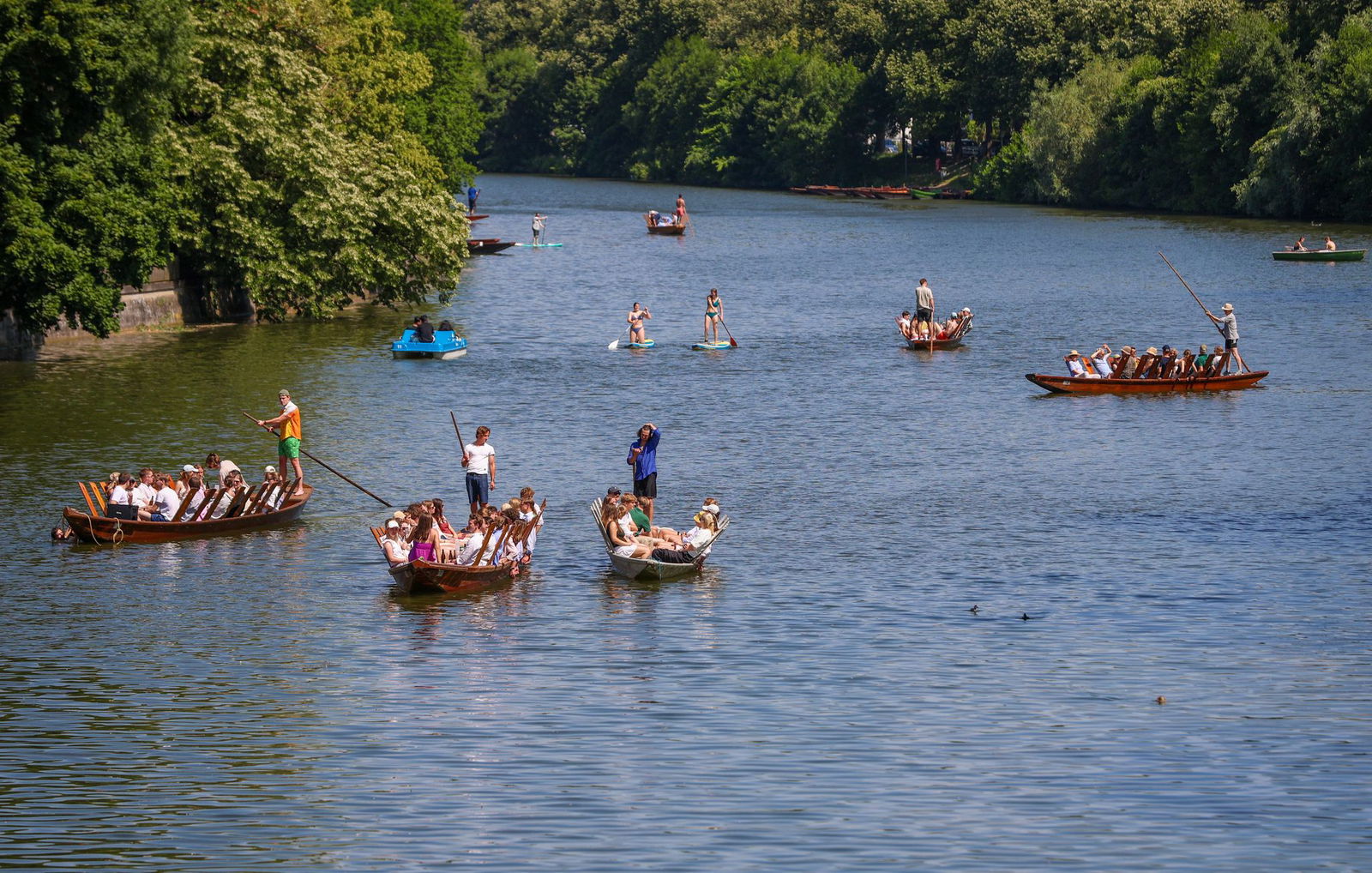 Ob am See, mit einem Eis in der Hand oder in der kühlen Wohnung: Menschen im Südwesten suchen am Wochenende nach Abkühlung.