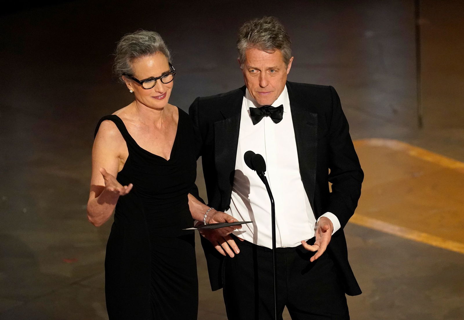 Andie MacDowell und Hugh Grant fast 30 Jahren nach «Vier Hochzeiten und ein Todesfall» (Originaltitel: Four Weddings and a Funeral) - bei den Oscars 2023.