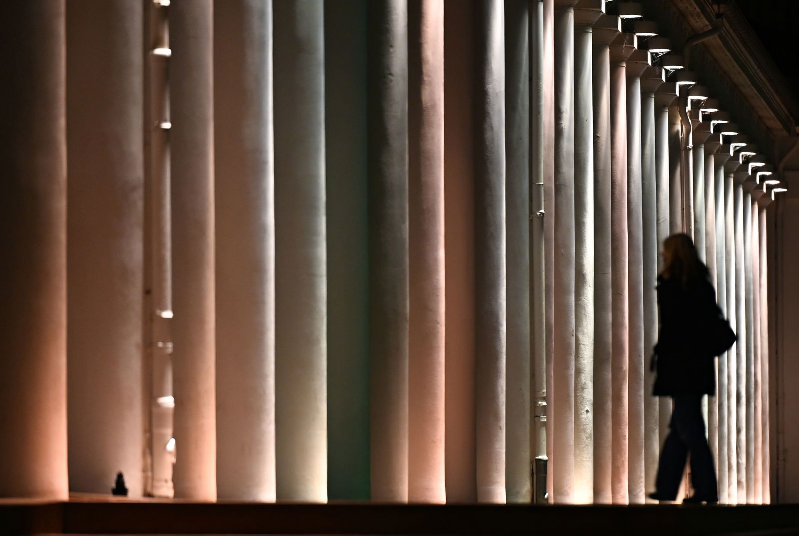 Vorbei an Kolonnaden geht es in Wiesbaden zum Kurhaus, wo ein Abschlusskonzert des Deutschen Orchesterwettbewerbs erklingen soll. (Archivbild)