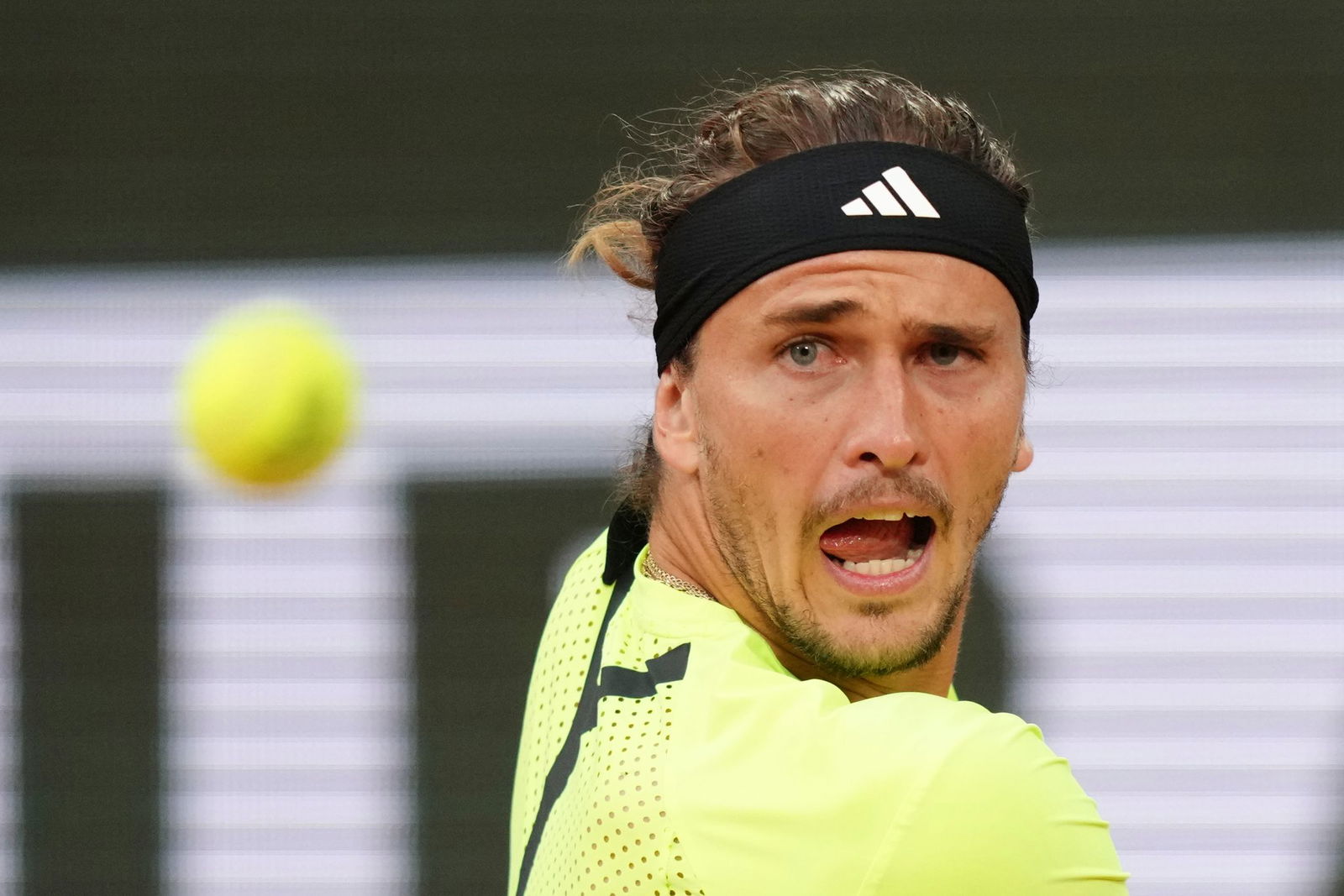 Alexander Zverev fliegt in Paris im Viertelfinale raus.