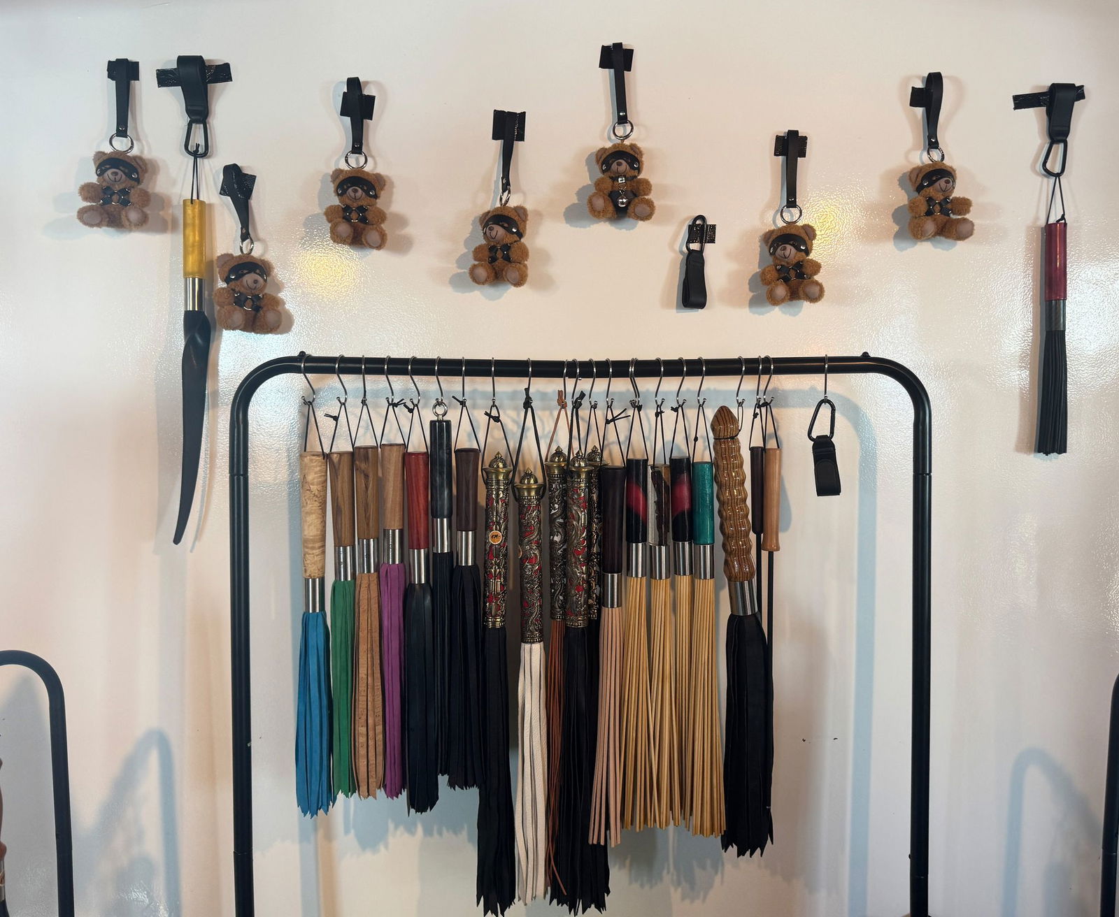 Fetisch-Peitschen gibt es auch an Bord zu kaufen. 