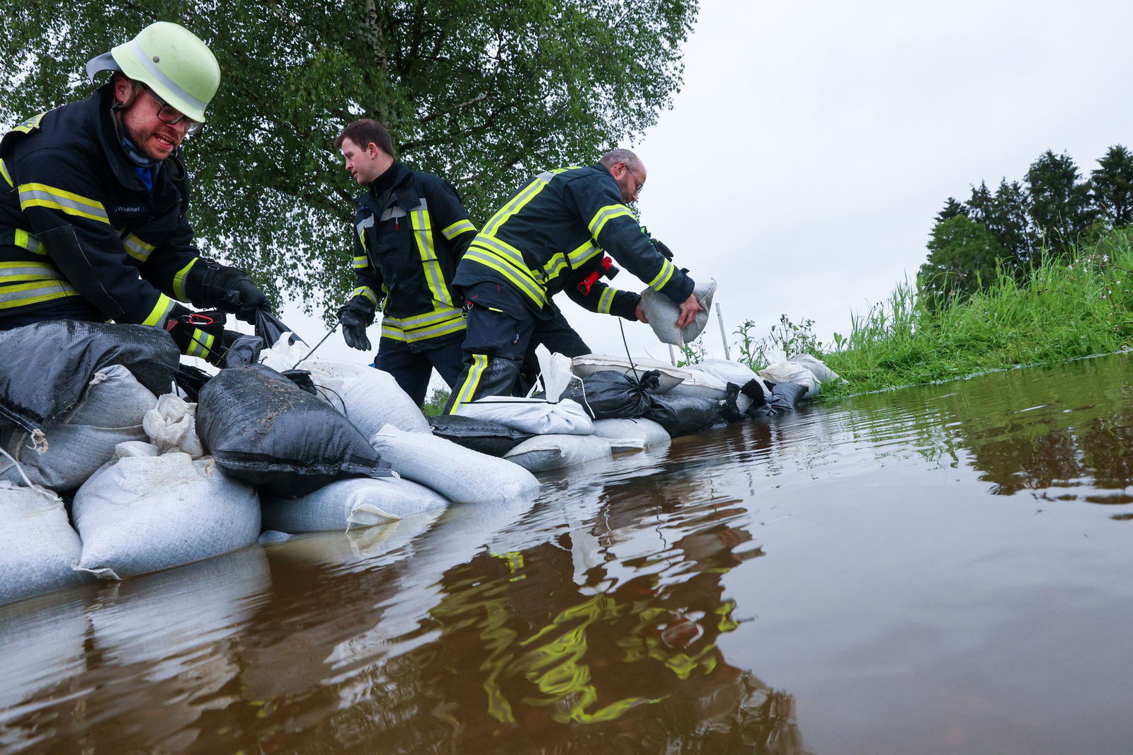 Bei Hochwasser oder anderen Katastrophen sind ehrenamtliche Helfer stark gefordert. (Archivbild)