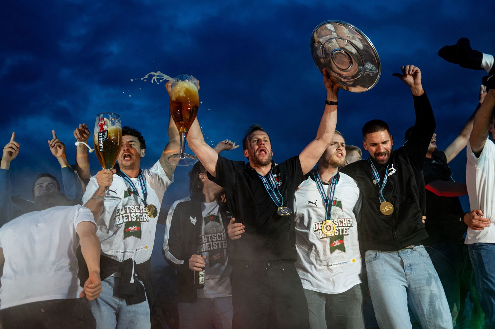 Völlig losgelöst: Füchse feiern den Bundesliga-Titel. 