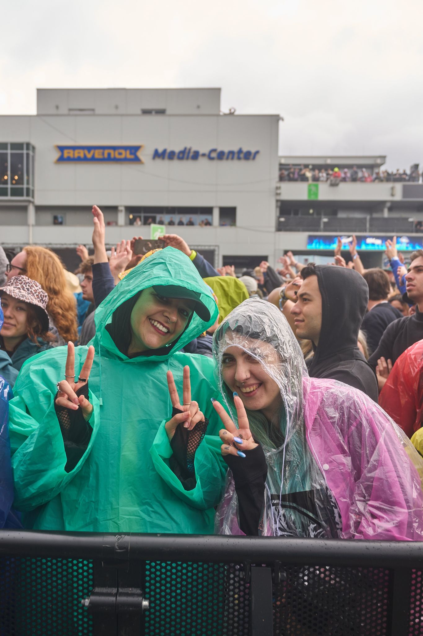 Regenponchos für alle Fälle: Die Fans sind vorbereitet.