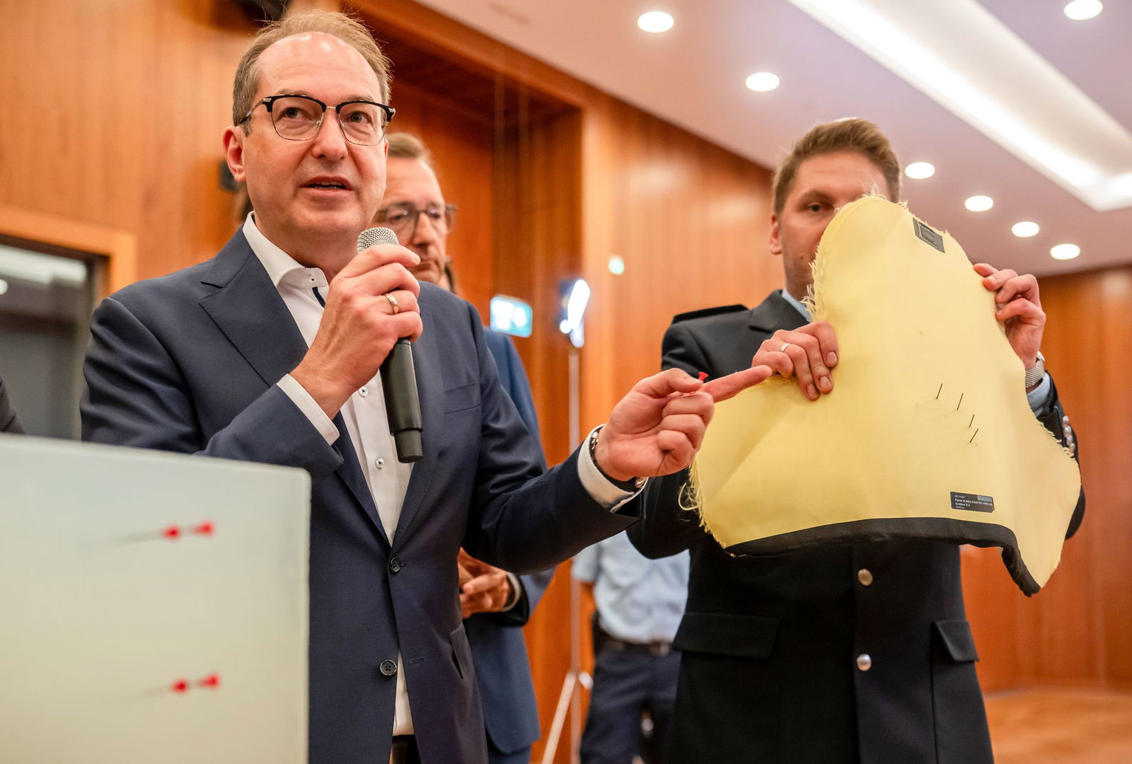  Die Nadeln können auch die Schutzwesten von Sicherheitskräften durchschlagen.