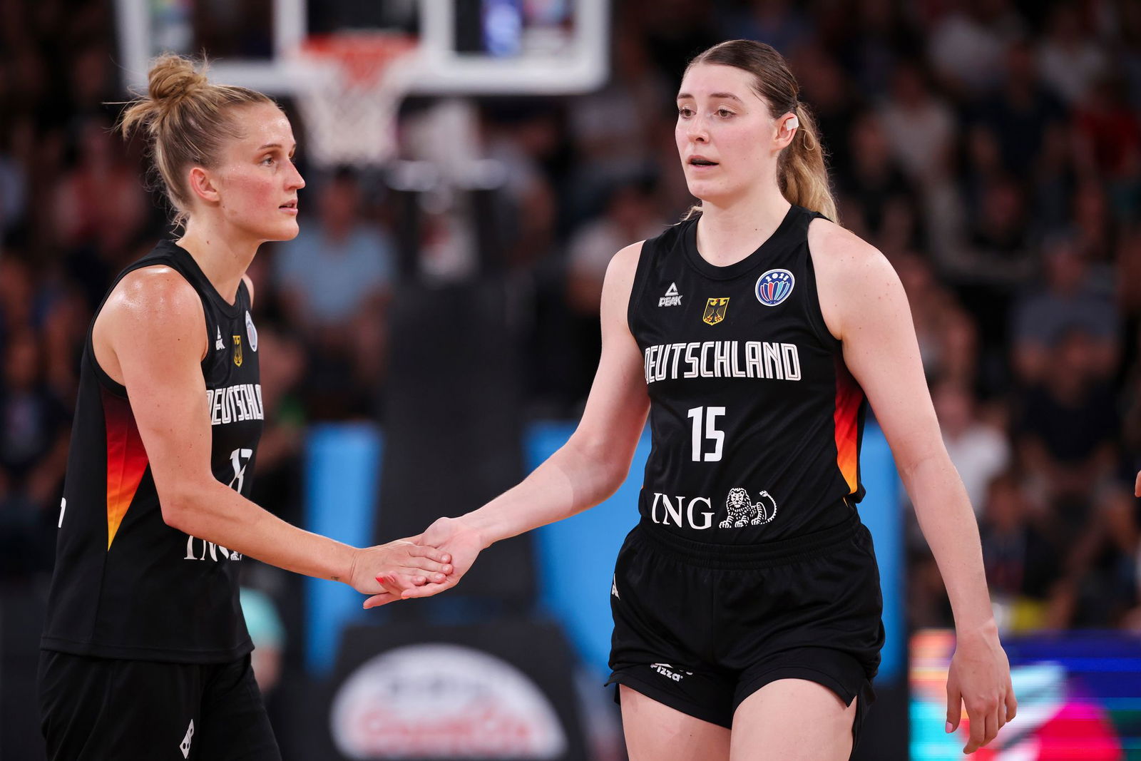 Das WNBA-Duo Leonie Fiebich und Luisa Geiselsöder (r) hat Deutschland bei der EM auf Platz fünf geführt.
