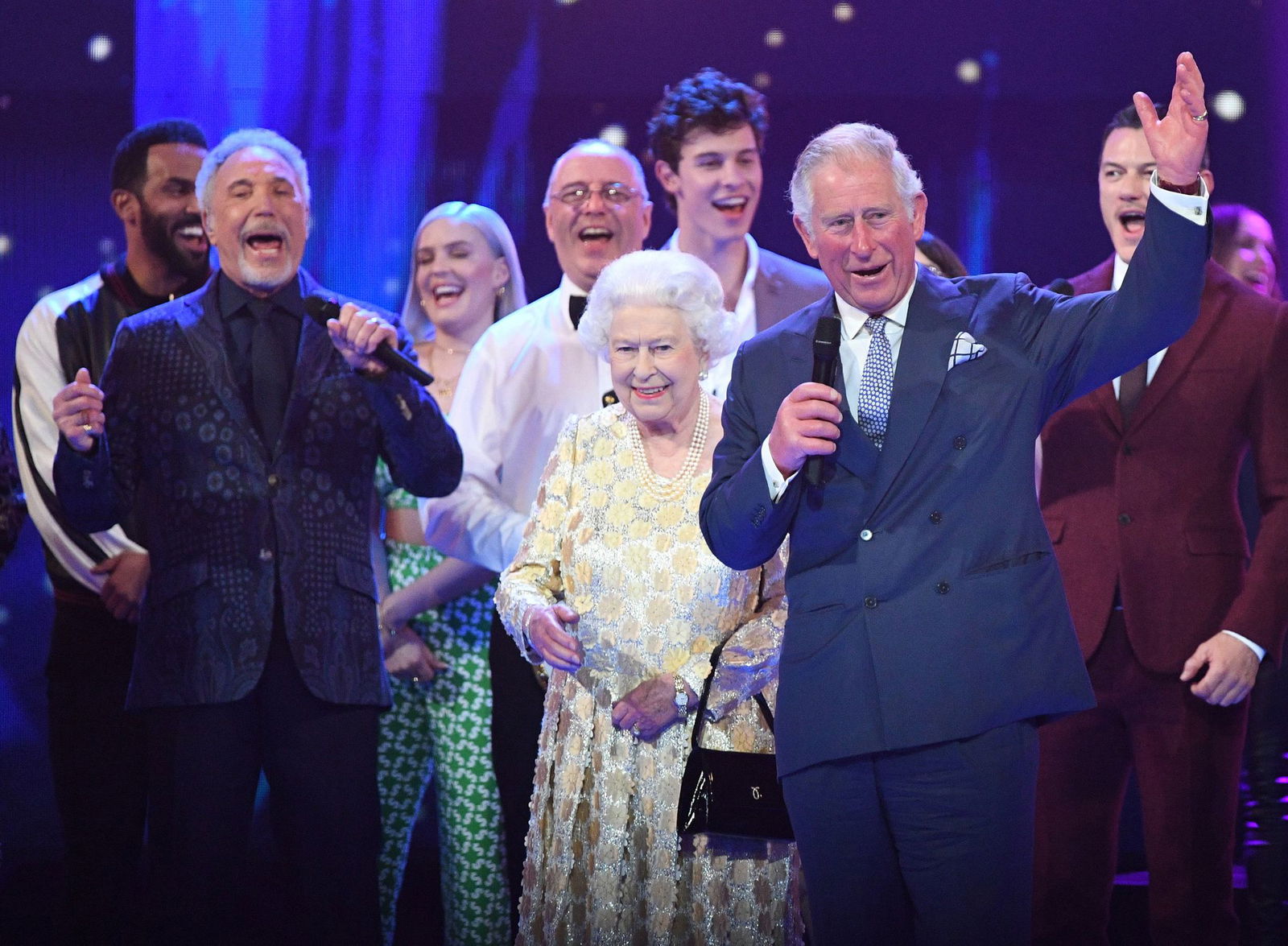 Sir Tom Jones trat beim 92. Geburtstag für Queen Elizabeth II. auf, die ihn 2006 zum Ritter geschlagen hatte.