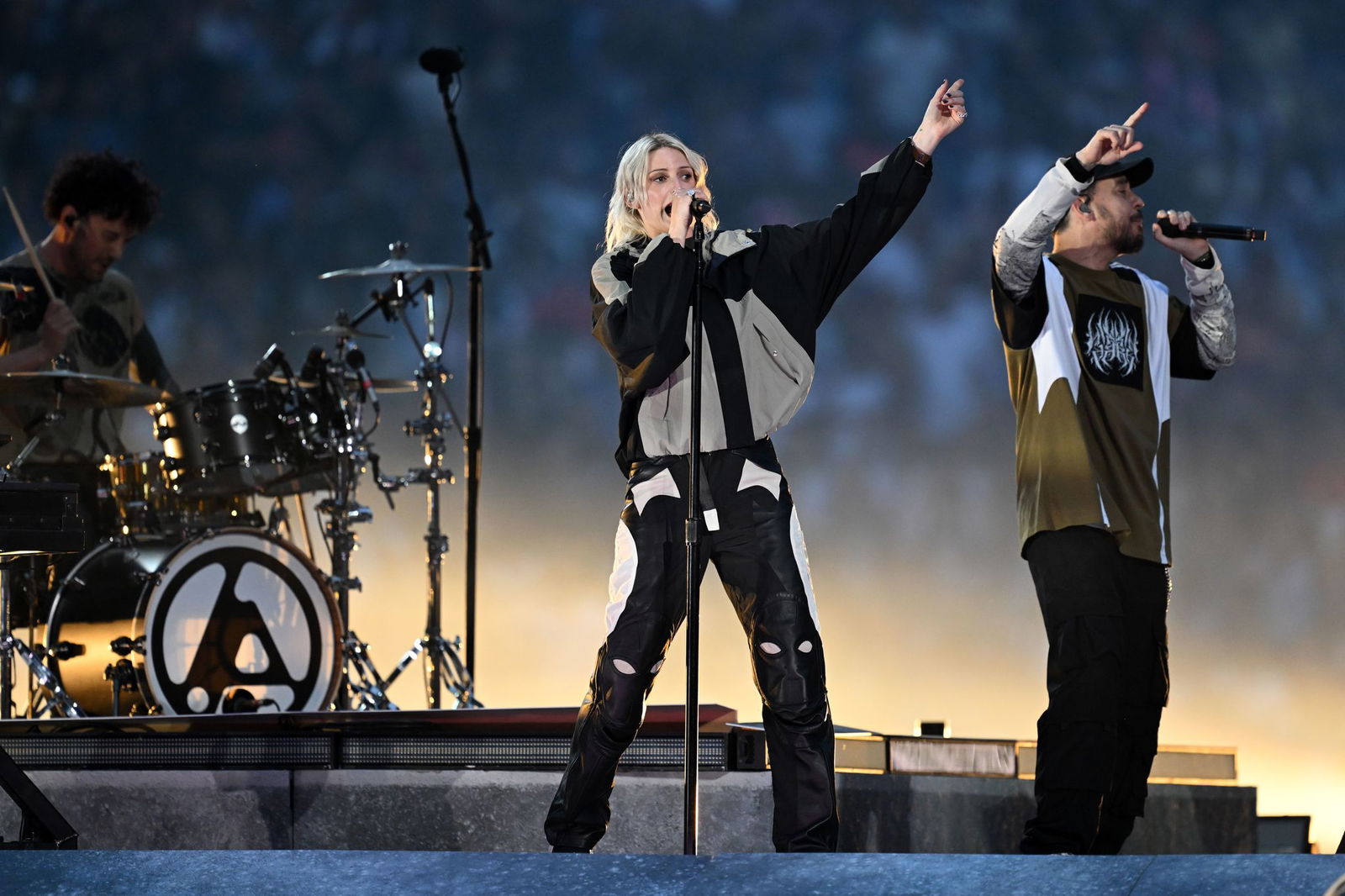 Sängerin Emily Armstrong heizt dem Publikum vor dem Finale ein.