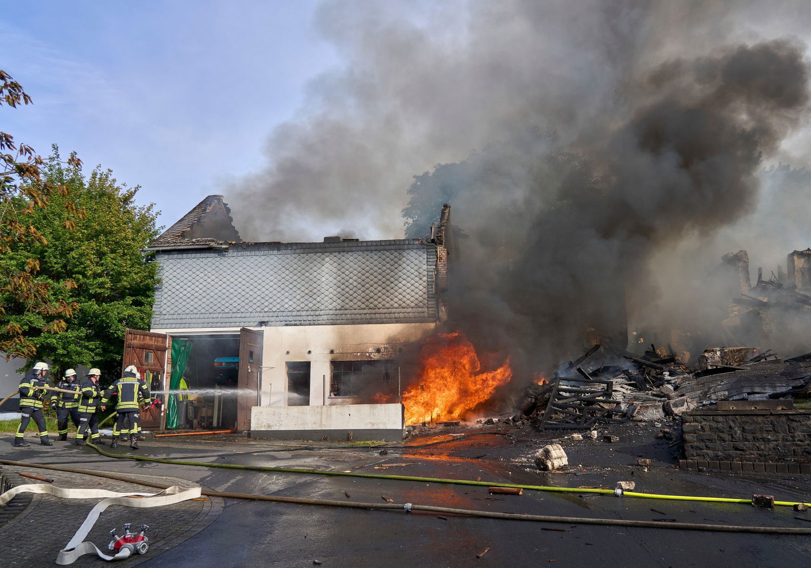 Flammen zerstörten ein Wohnhaus.