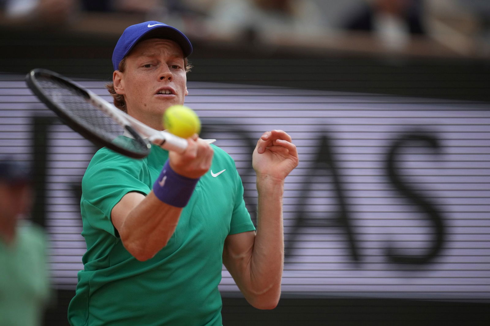 Jannik Sinner ist in Paris einfach unaufhaltsam. Auch Novak Djokovic kann ihn nicht stoppen.