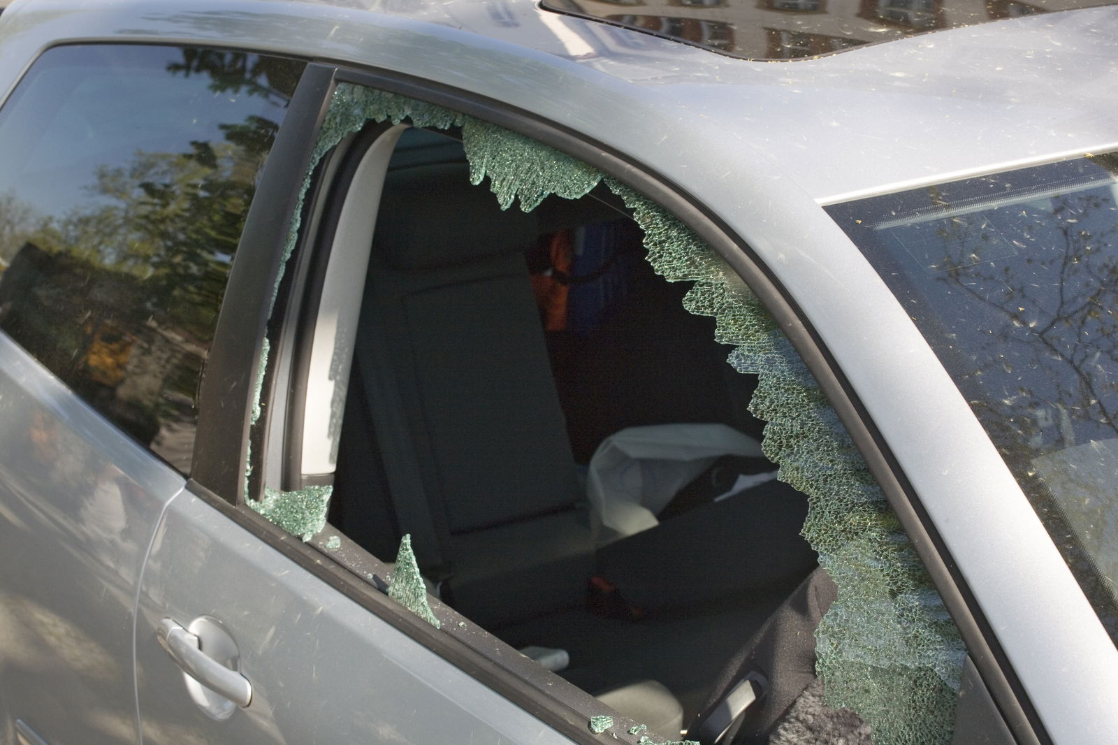 Auto eingeschlagene Scheibe