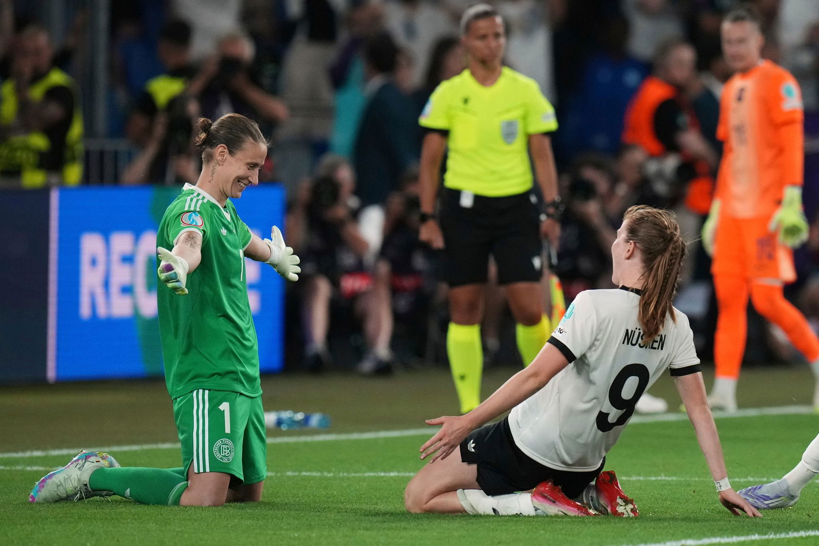 Kommt in meine Arme: Ann-Katrin Berger feiert den Sieg im Elfmeterschießen.
