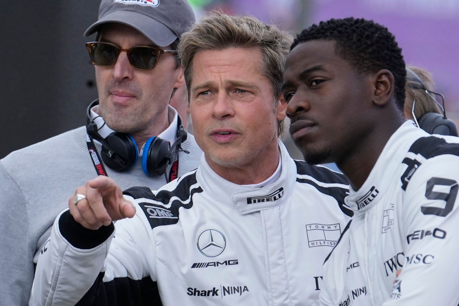 Brad Pitt (M) spielt in «F1» den Mentor von Damson Idris. 