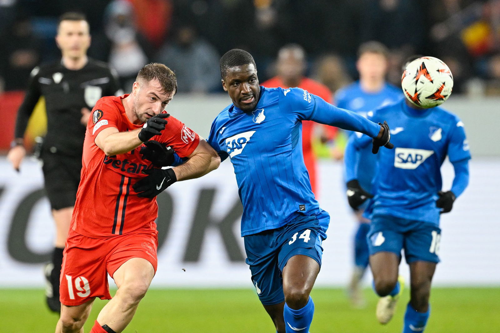 Nsoki (r.) geht von Sinsheim in die Hauptstadt.