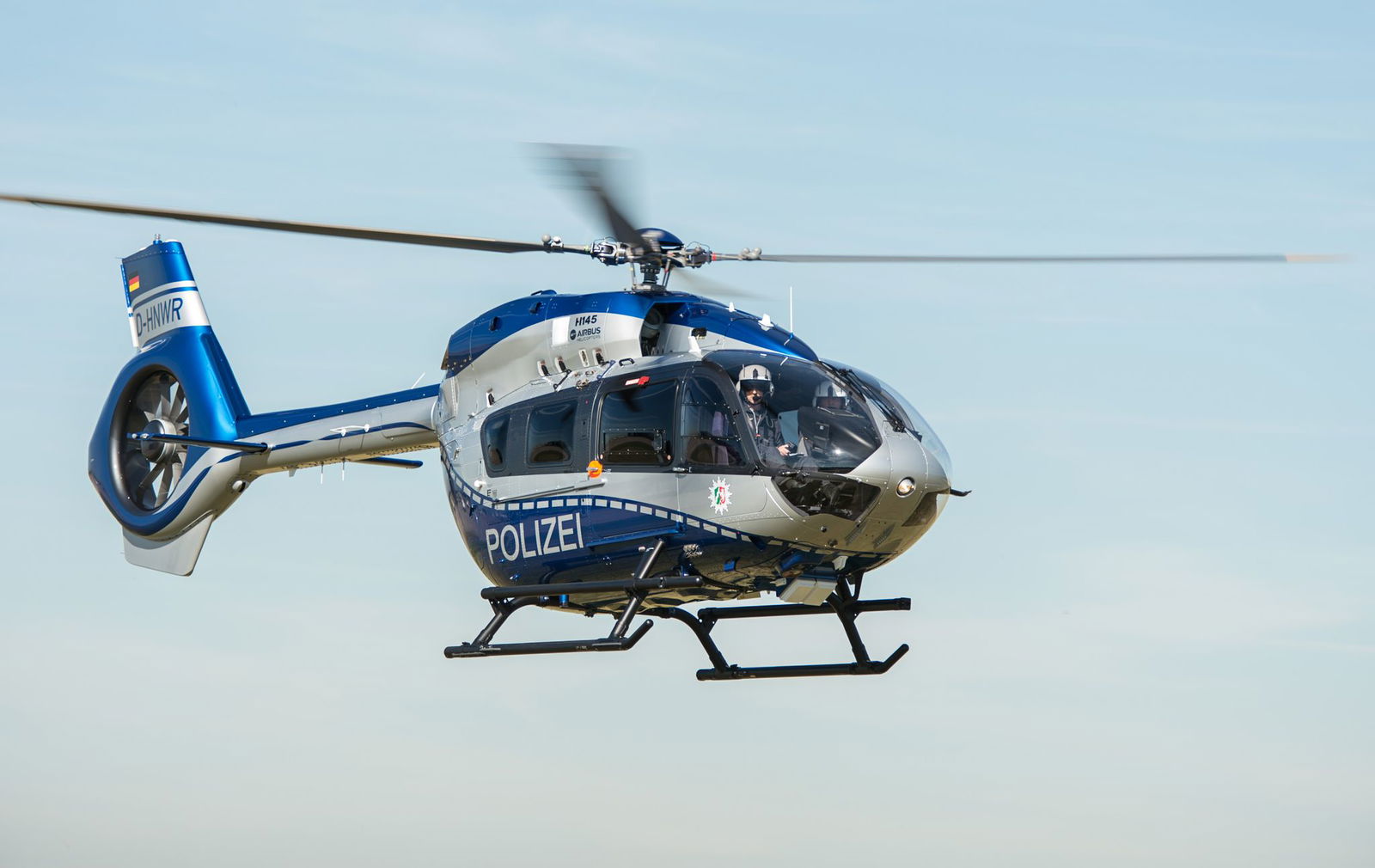 Die Polizei sucht einen Mann per Hubschrauber. (Symbolbild)