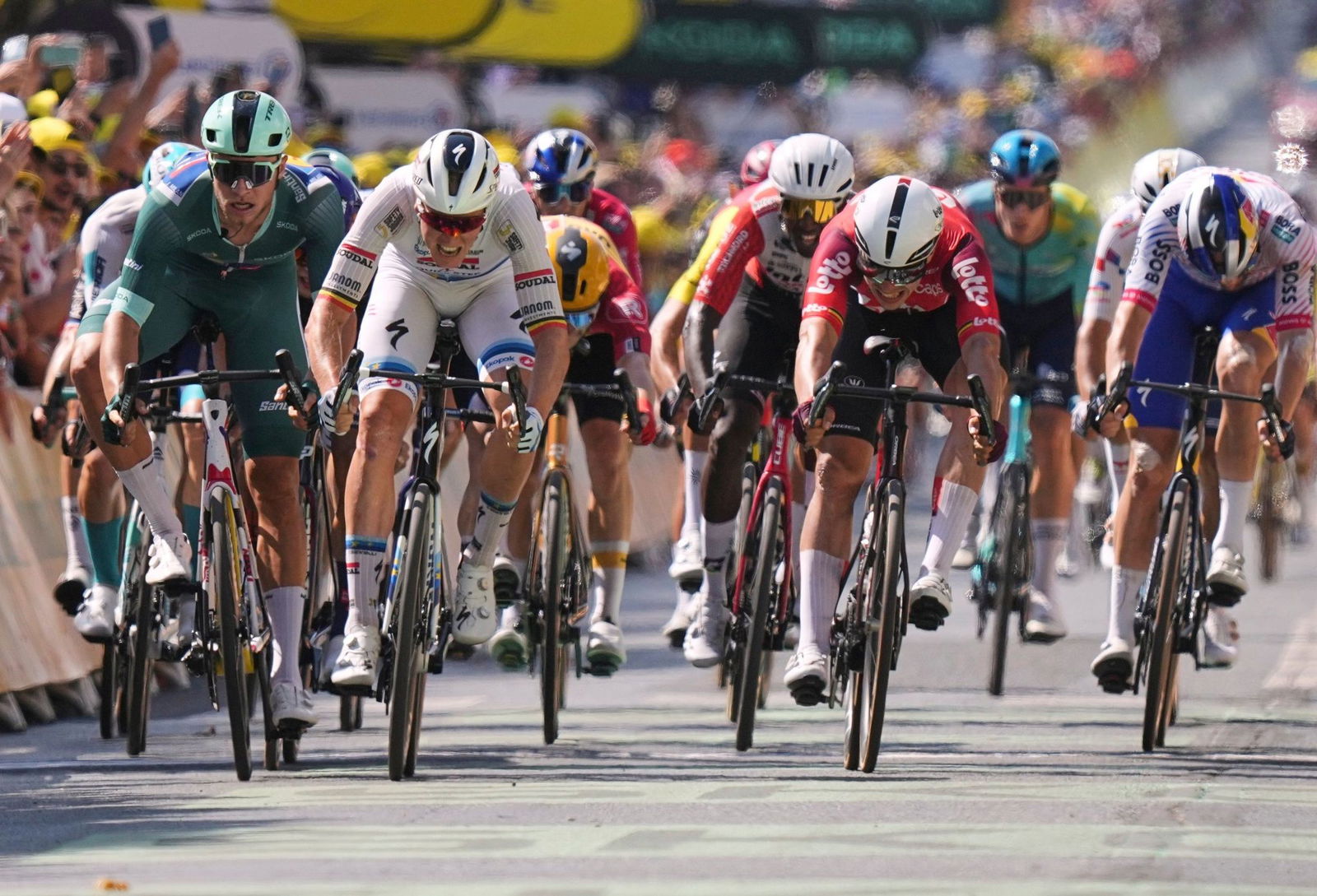 Die Radprofis im Massensprint auf der neunten Etappe. 