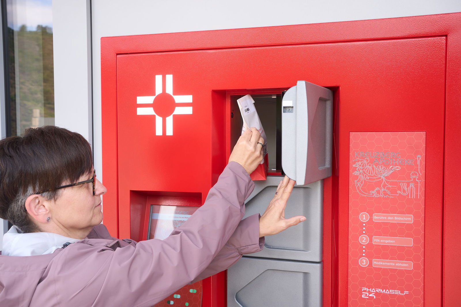 An einem Automaten können Kundinnen und Kunden ihre Medikamente mit einem Pin abholen.