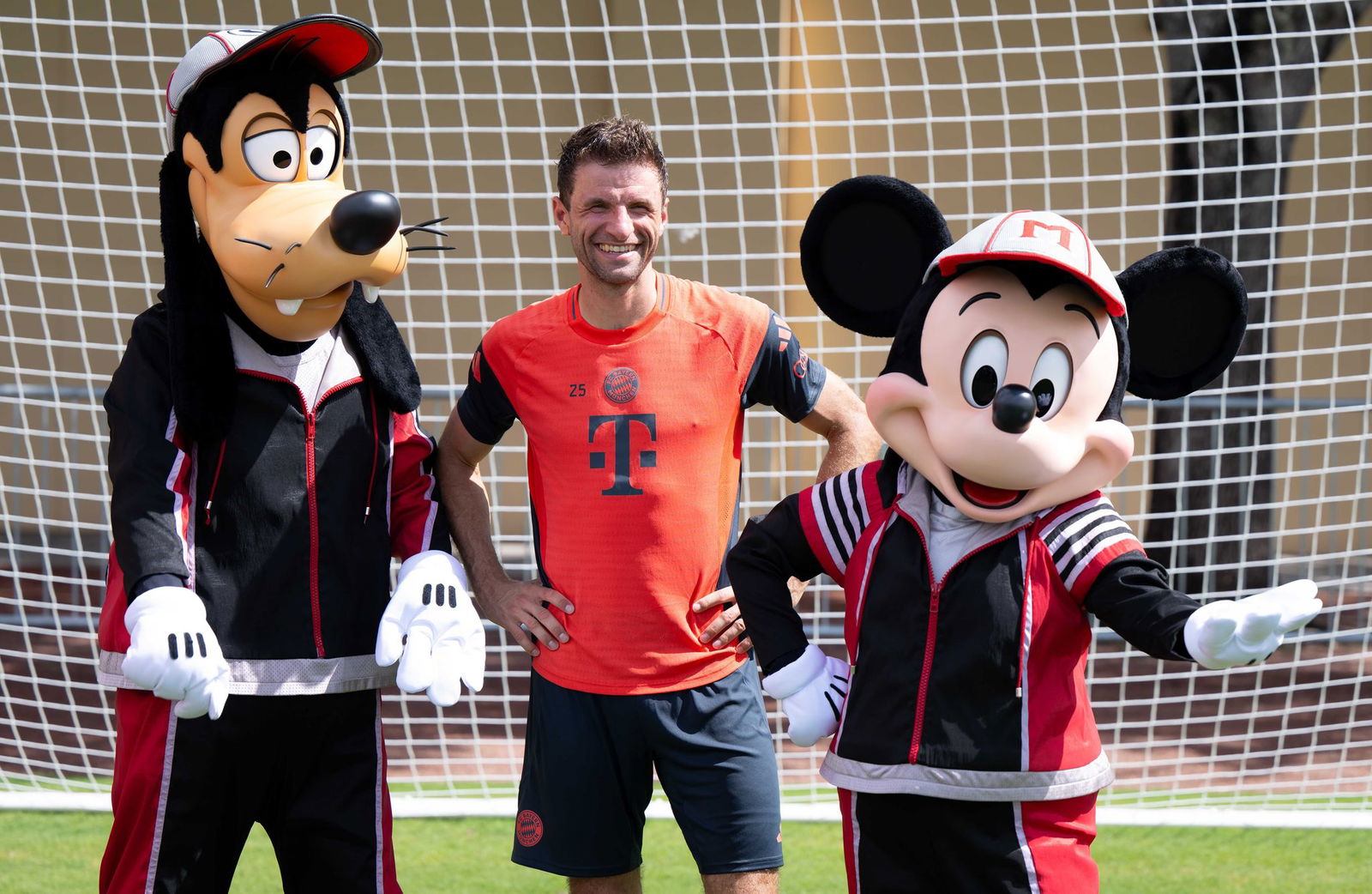 Thomas Müller in Orlando mit Goofy und Micky Maus. 