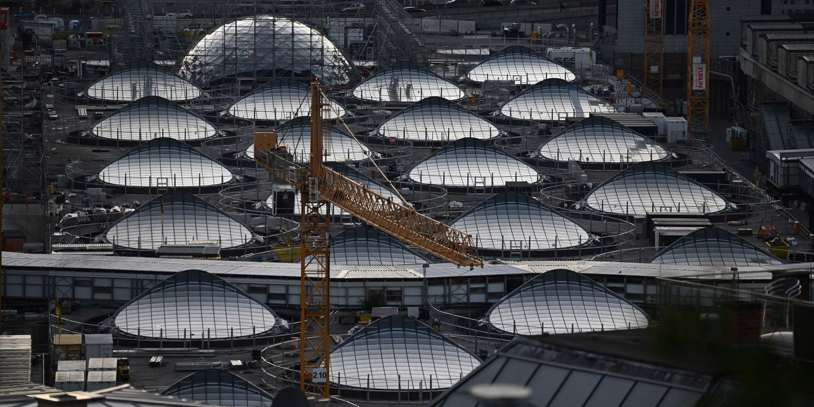 Im Zuge von Stuttgart 21 wird der Stuttgarter Hauptbahnhof in den Untergrund verlegt. Besonderes Merkmal des neuen Bahnhofs sind die sogenannten Lichtaugen. 