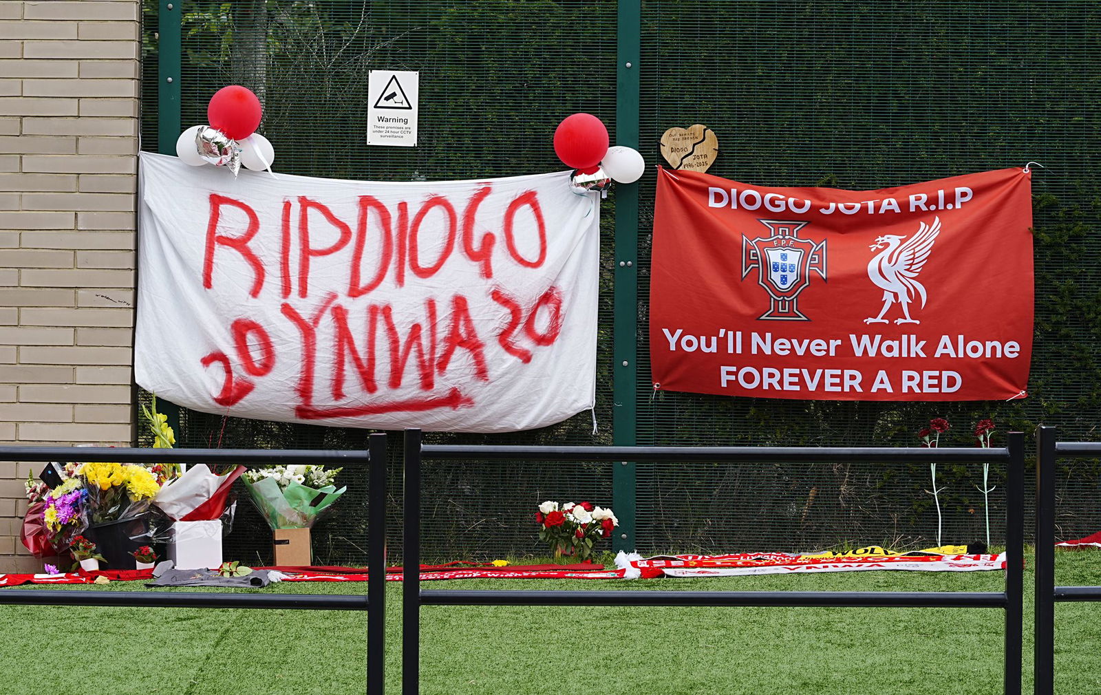 Fans bekunden ihre Anteilnahme mit Blumen und Plakaten