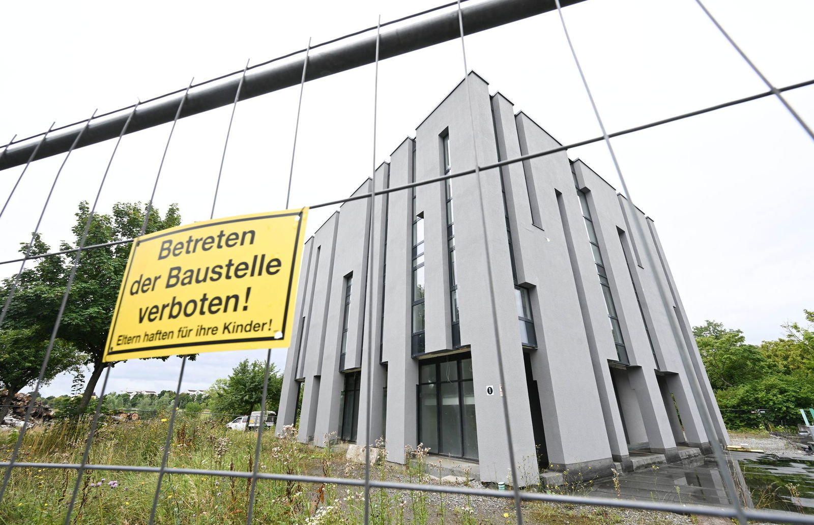 Die fast fertig gebaute Moschee soll nach Willen des Gemeinderates wieder abgerissen werden. 