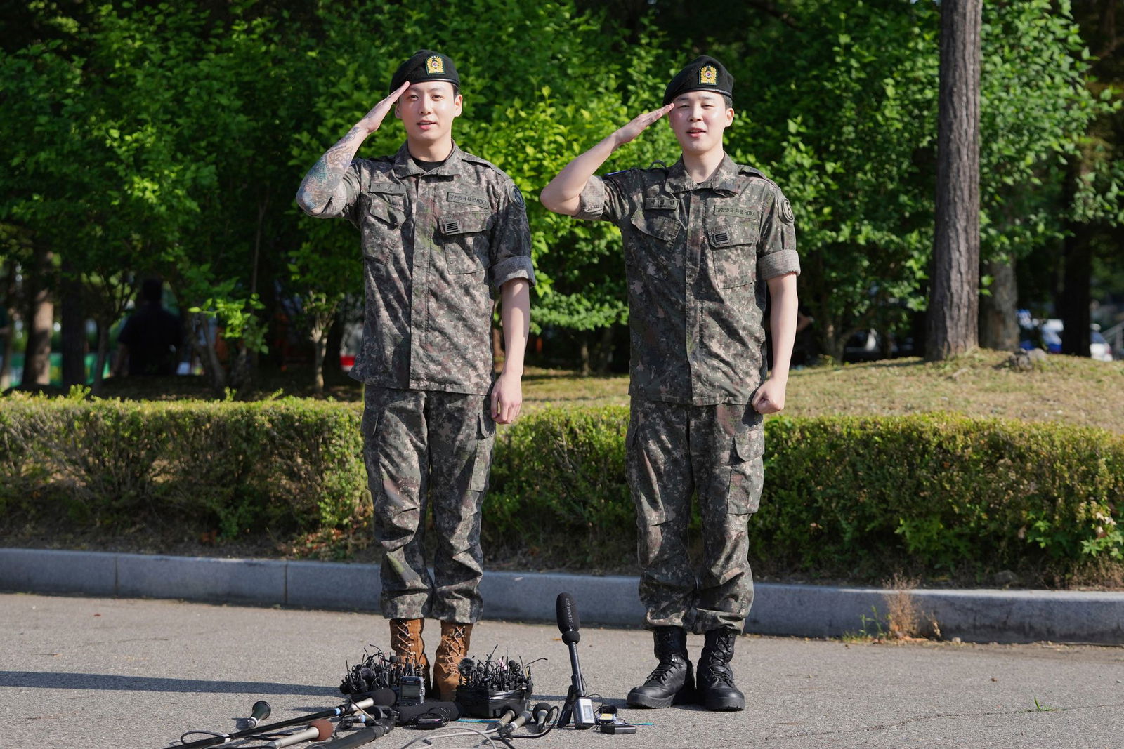 Jung Kook und Jimin (rechts) salutieren im Juni nach ihrer Entlassung aus dem Militärdienst. (Archivbild)