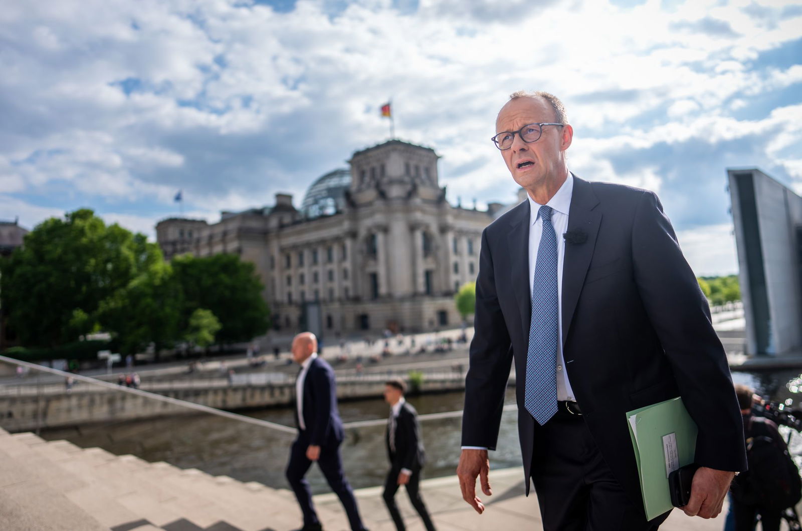 Friedrich Merz auf dem Weg zum Interview.
