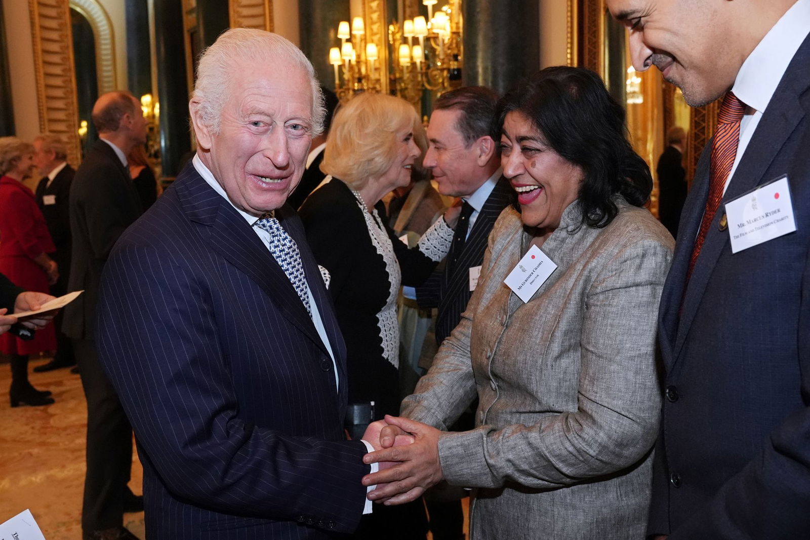 Gurinder Chadha mit König Charles III. im November 2024 bei einem Empfang. 