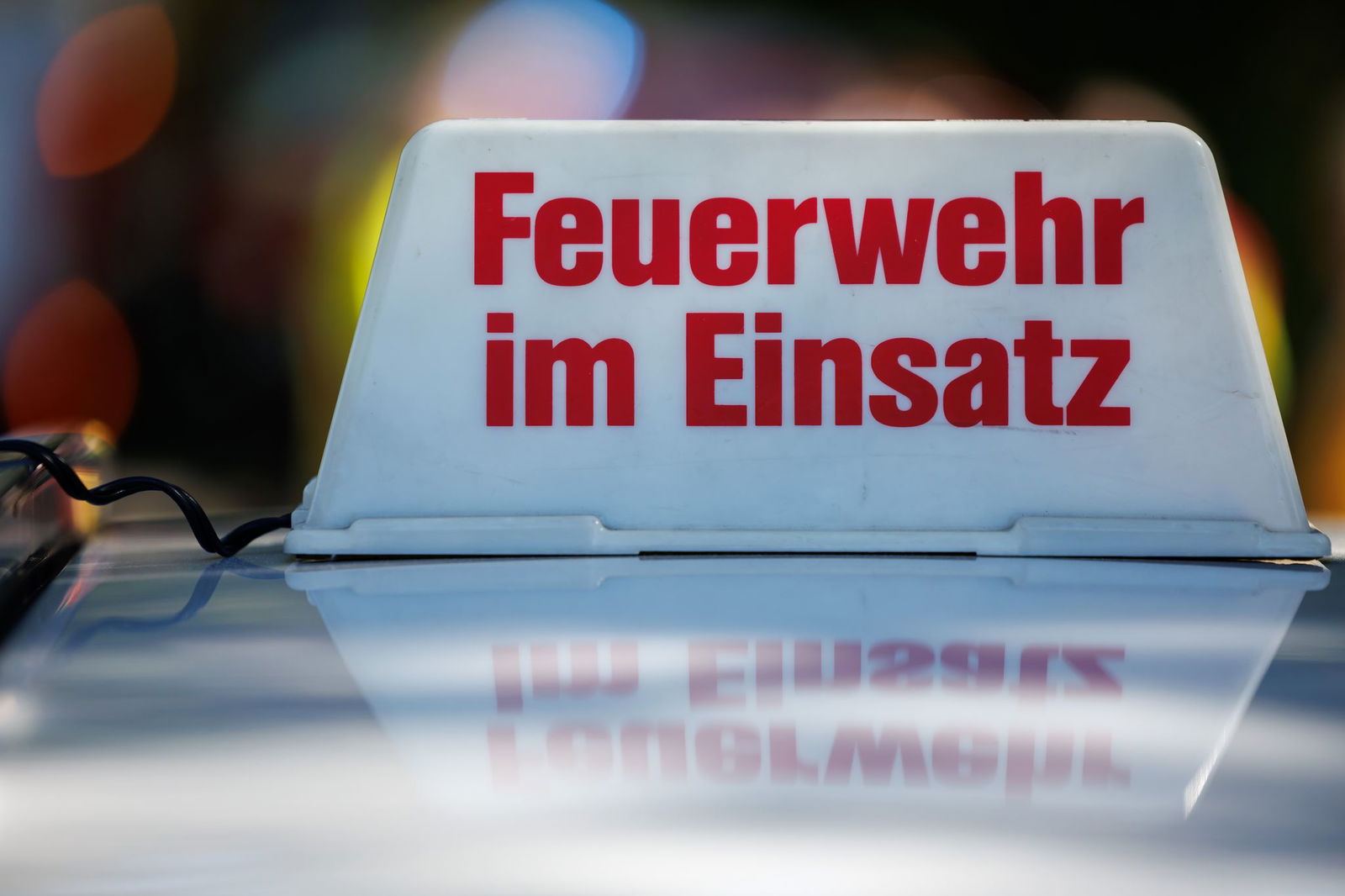 Feuerwehrleute löschten das Feuer am Sattelzug. (Symbolbild)