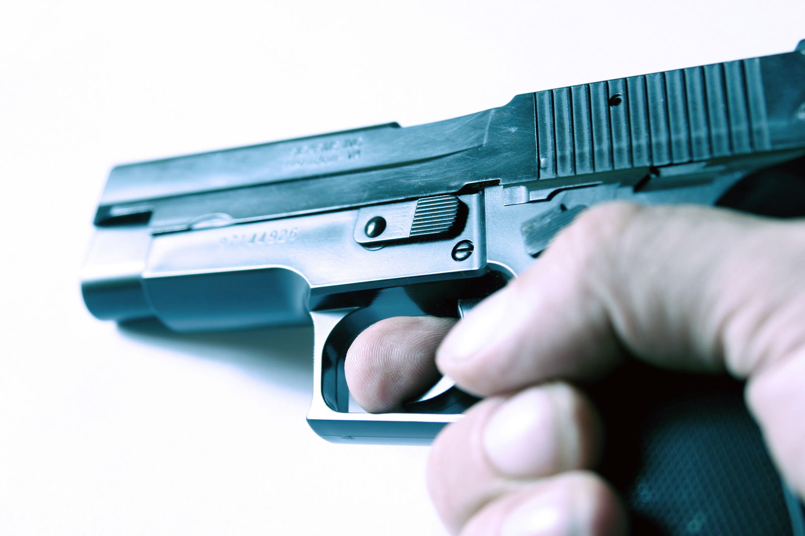 Eine Softairwaffe in einer Hand