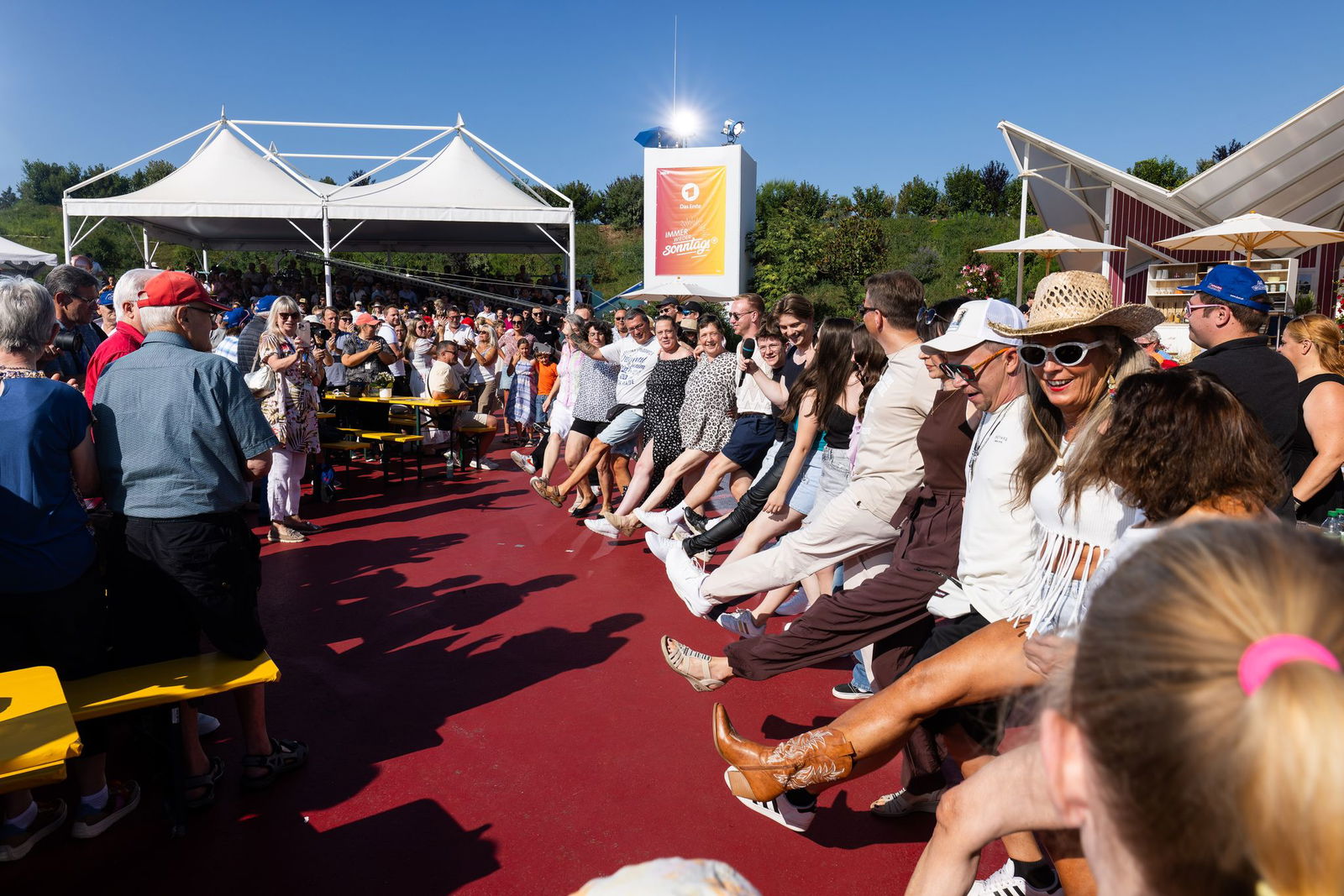 Sänger Vincent Gross (mit Mikrofon) tanzte im Vorfeld der Sendung «Immer wieder sonntags» mit den Zuschauern Sirtaki. (Archivbild)