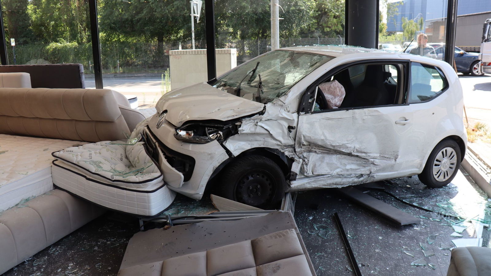 Das Auto wurde abgeschleppt - genauso wie ein zweiter beteiligter Wagen.