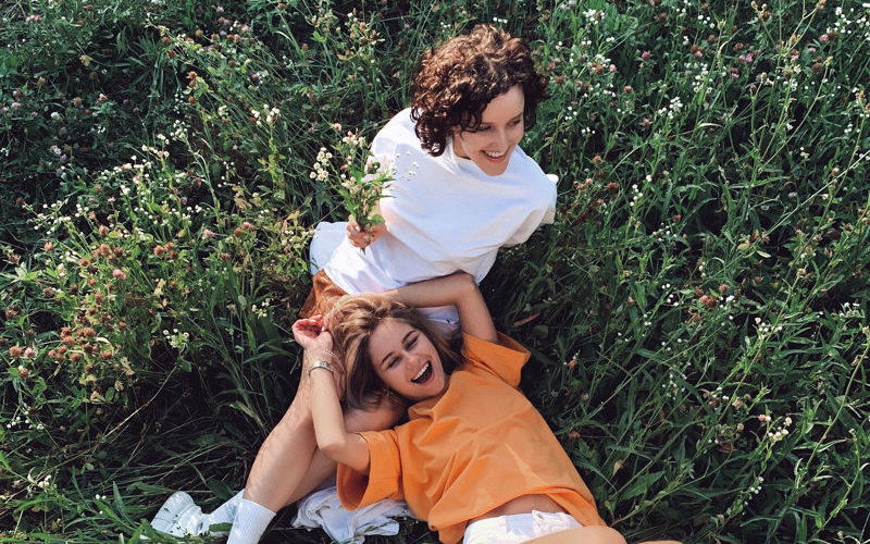 2 Mädchen auf Wiese