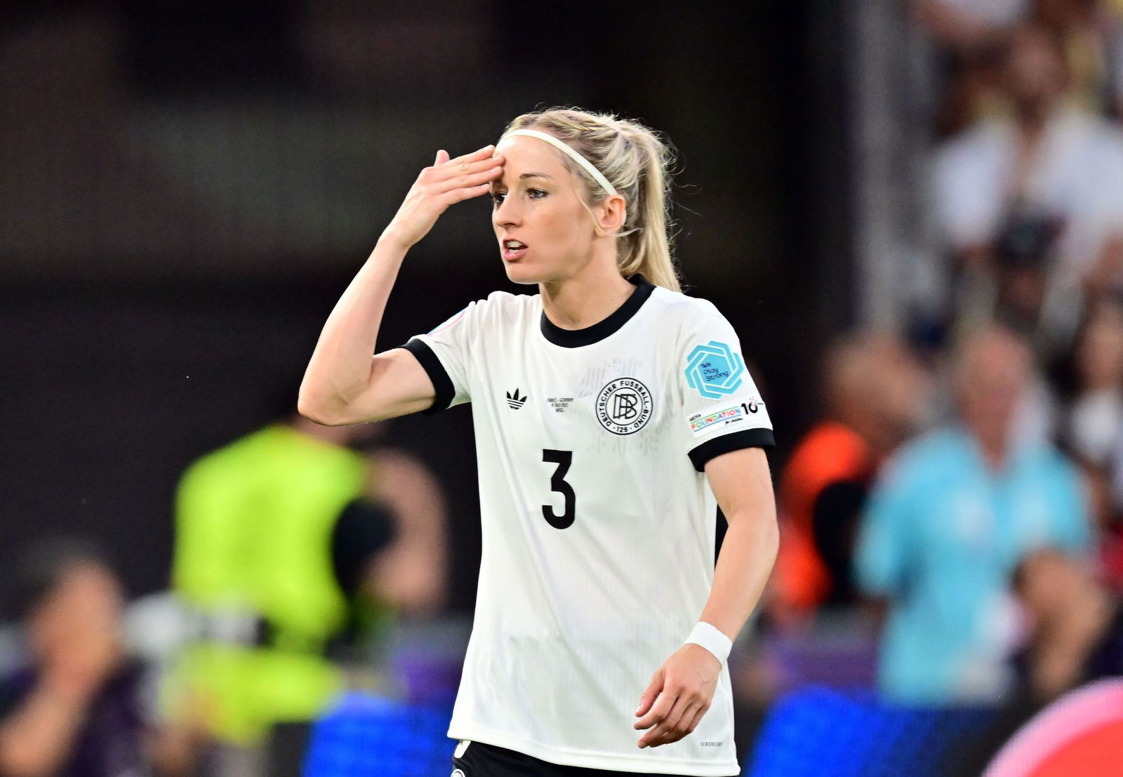 Dumme Aktion und Rote Karte: Kathrin Hendrich.