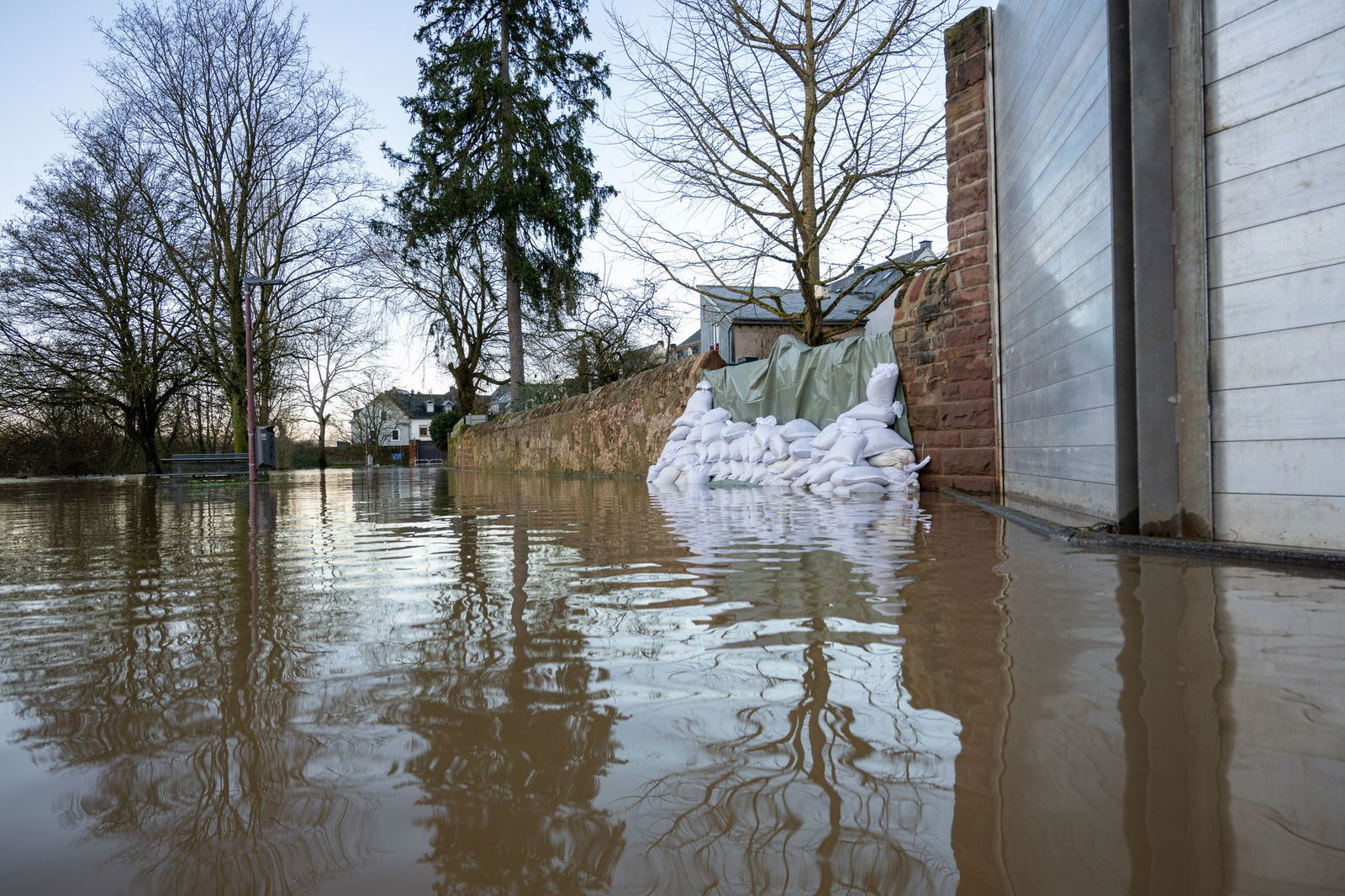 Das steigende Risiko von Hochwasser stelle die Bundesländer vor enorme Herausforderungen, heißt es. (Archivbild)