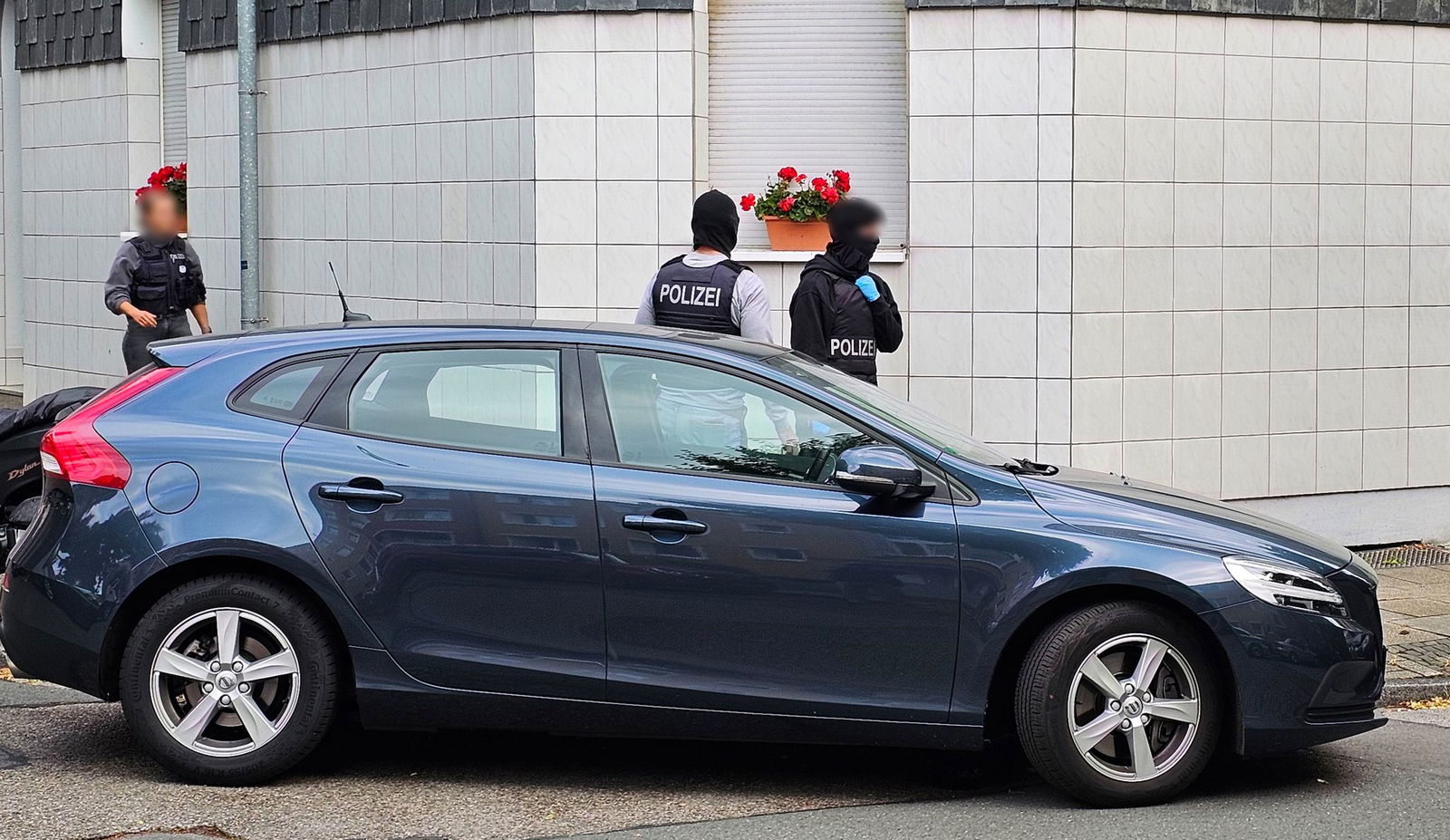 Bei einer Anti-Terror-Razzia in Essen ist ein 27-Jähriger festgenommen worden.