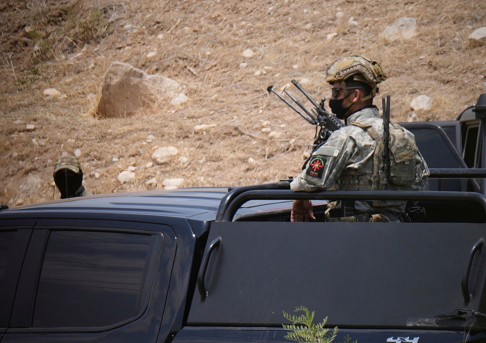 Sicherheitskräfte der kurdischen Regionalverwaltung sichern den Ort, wo die Waffenniederlegung stattfand.