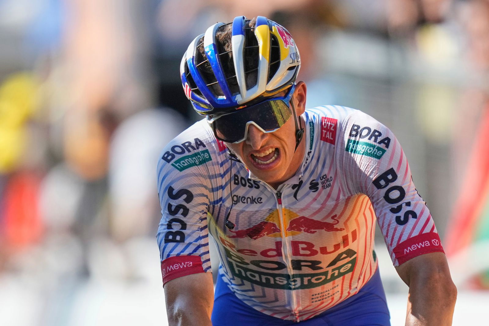 Erschöpft im Ziel: Lipowitz als Tagesdritter.