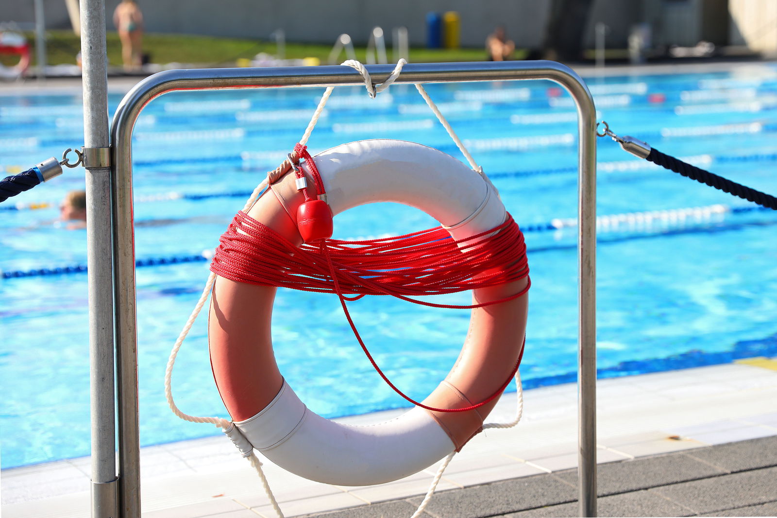 Rettungsring vor einem Schwimmbecken