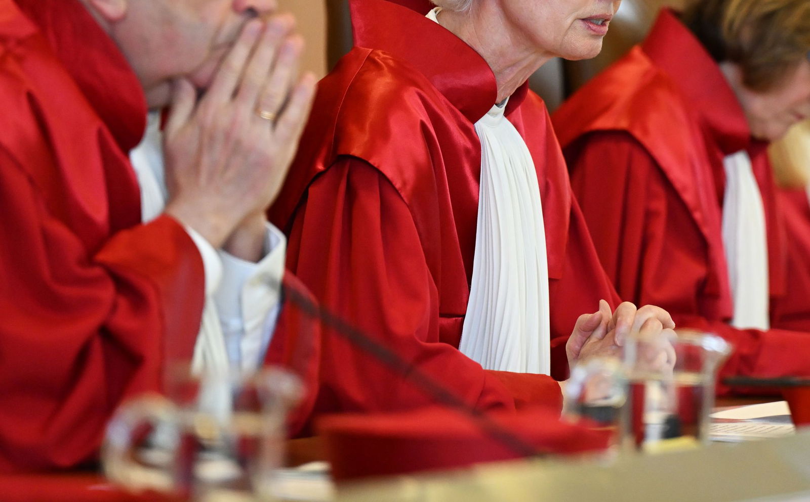 Die Bundesverfassungsrichterinnen und -richter sind bekannt für ihre roten Roben. (Archivbild)