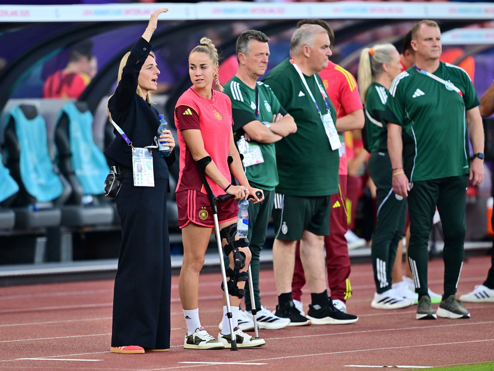 DFB-Direktorin Nia Künzer (l) steht für die nächsten Jahre in der Verantwortung.