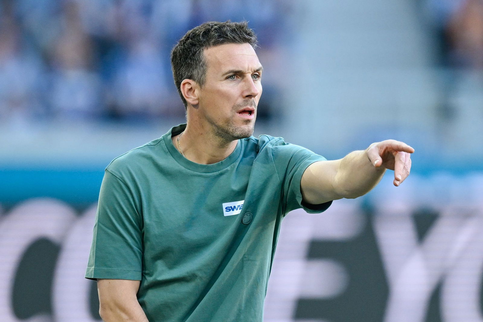 Trainer Christian Eichner feiert mit seinem Team einen Testspielsieg.