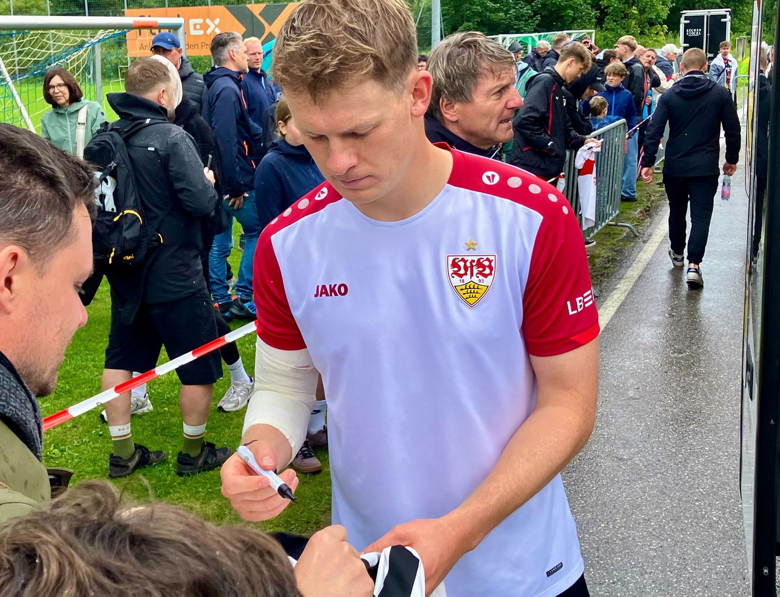 VfB-Torwart Alexander Nübel hat derzeit Probleme am Ellenbogen.
