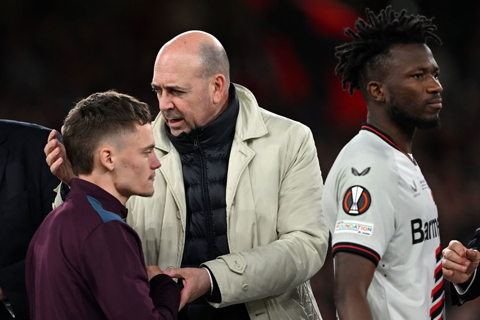 Leverkusen-Boss Fernando Carro (M) ist froh, dass Florian Wirtz (l) nicht zum FC Bayern gewechselt ist.