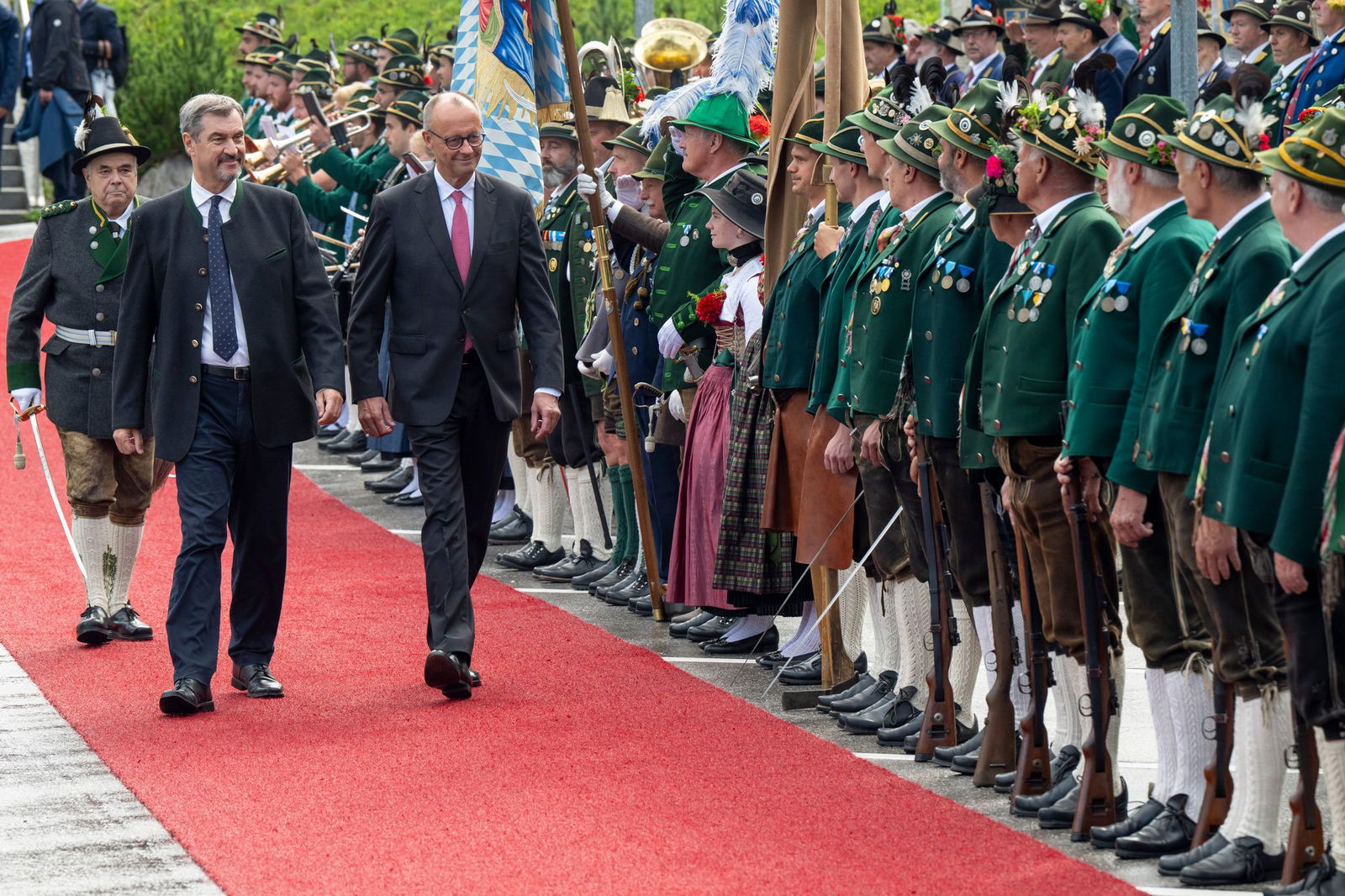 Empfangen wurde der Kanzler unter anderem von einer Abordnung von Gebirgsschützen.